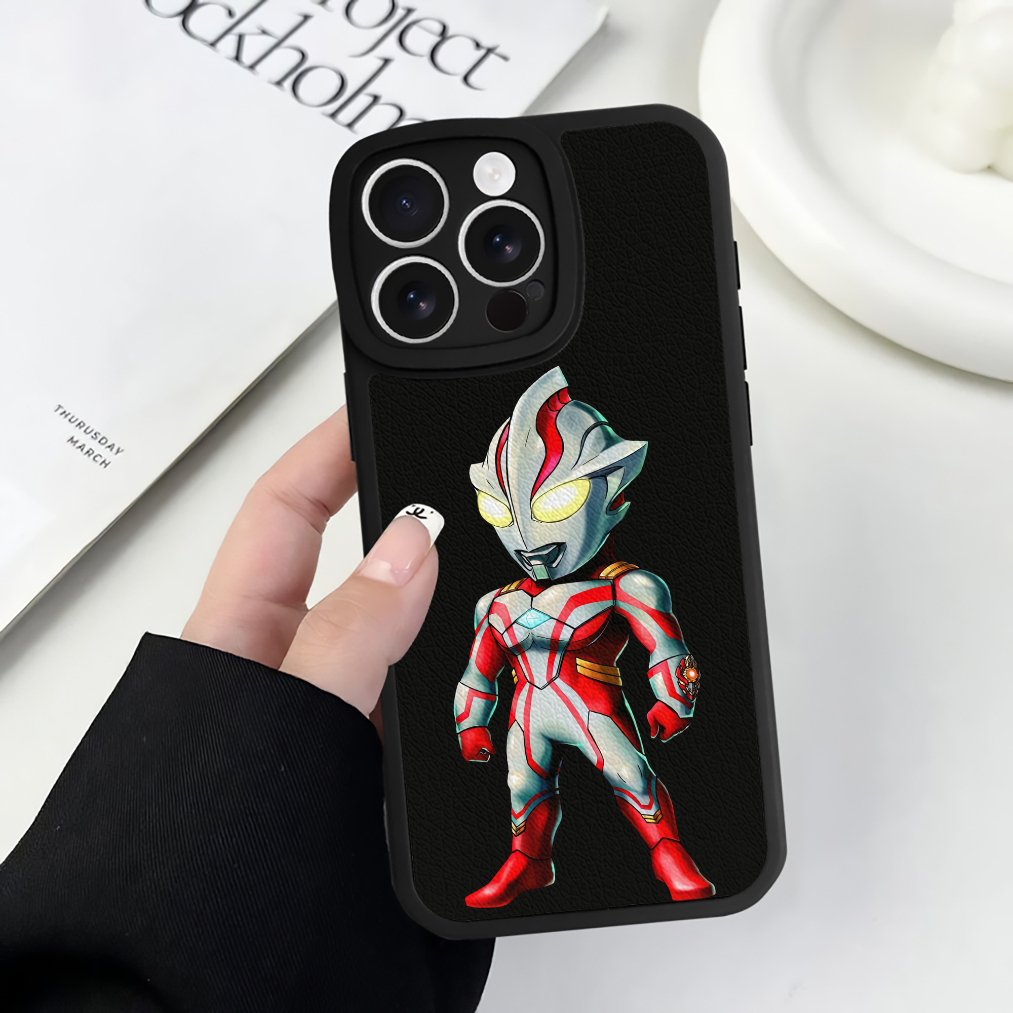 （画像用） ウルトラマン Ultraman 【iPhone 16シリーズ対応】シリコンスマホケース（レザー調） 材質：シリコン
